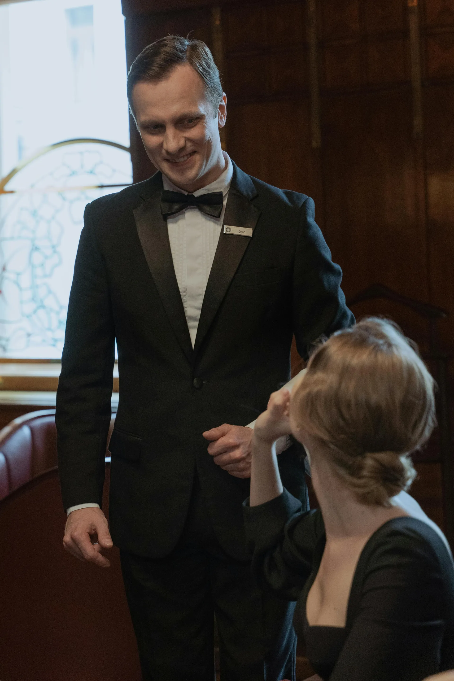Hôtel Manager aidant un client